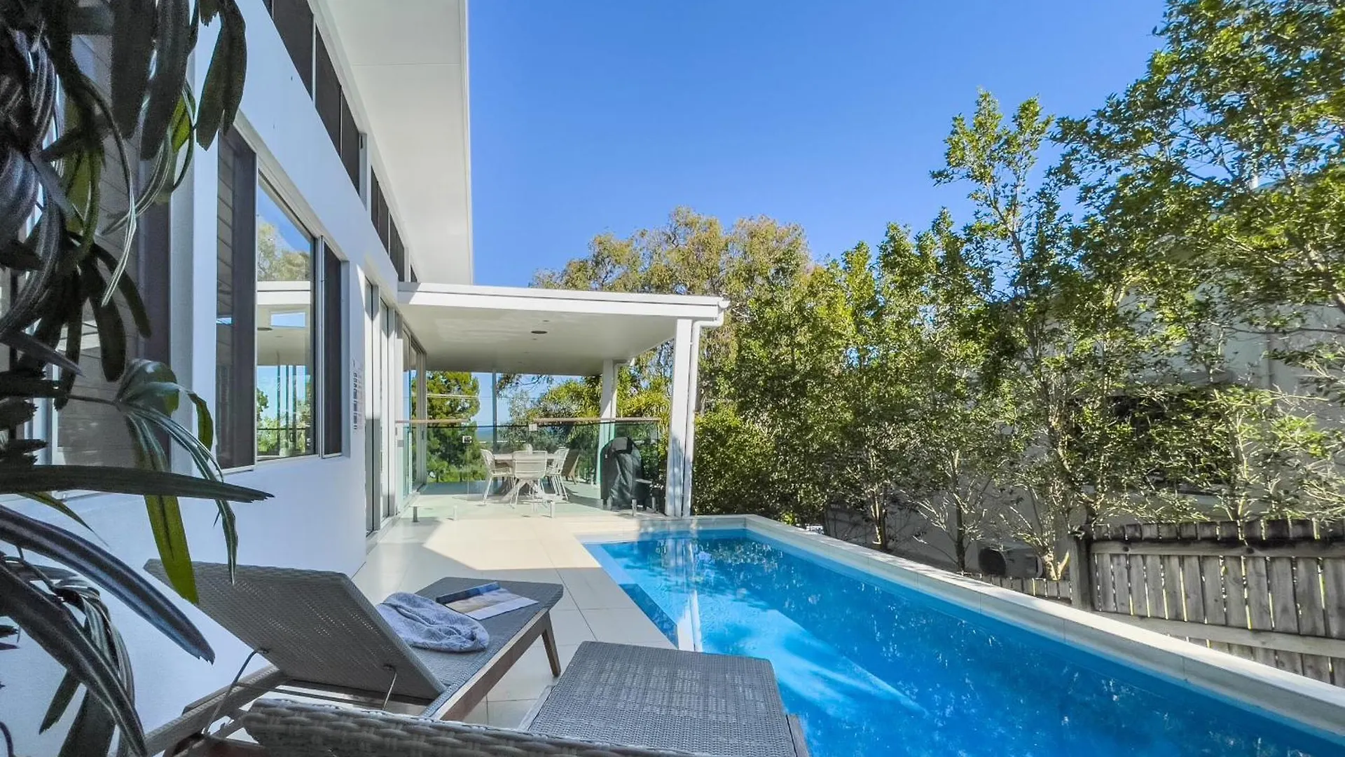 펜션 누사 Stunning Views, Private Pool Near Hastings St 빌라 오스트레일리아