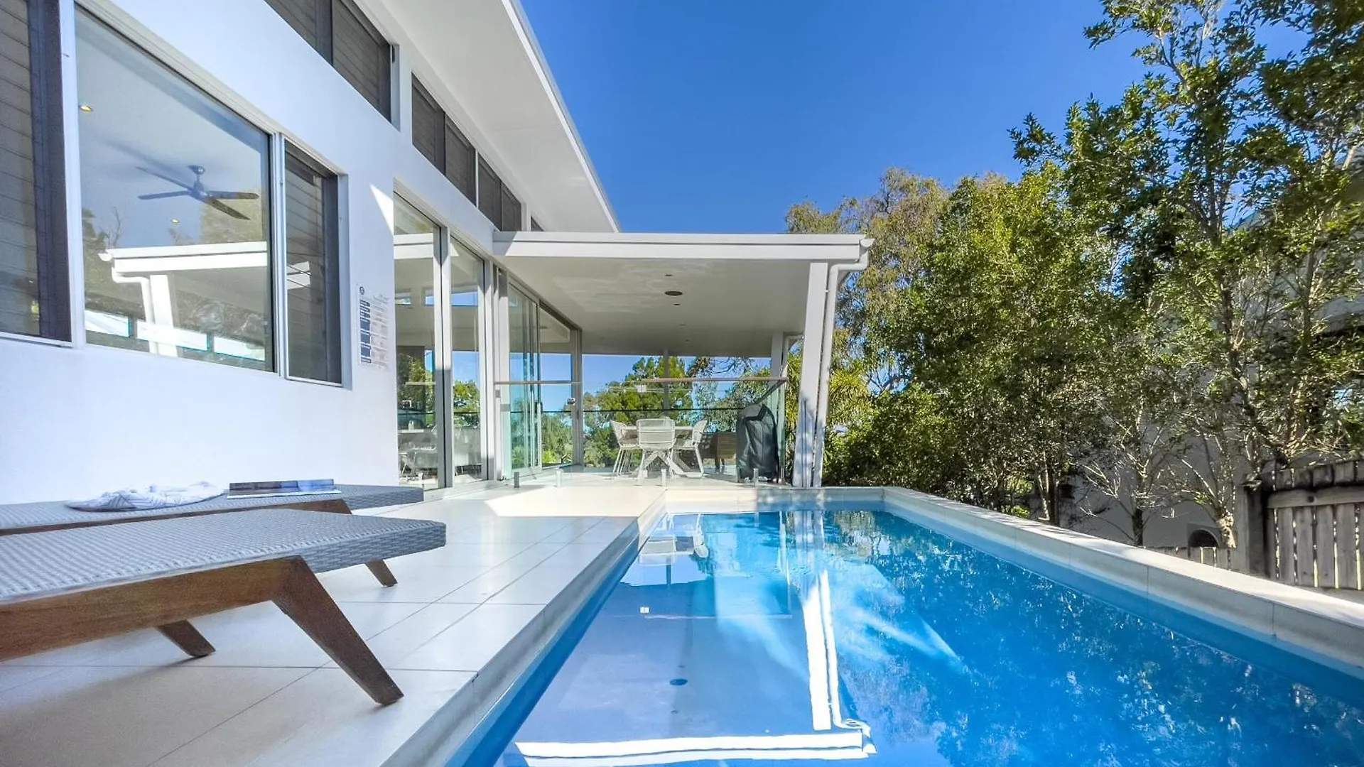 누사 Stunning Views, Private Pool Near Hastings St 빌라 0*,  오스트레일리아