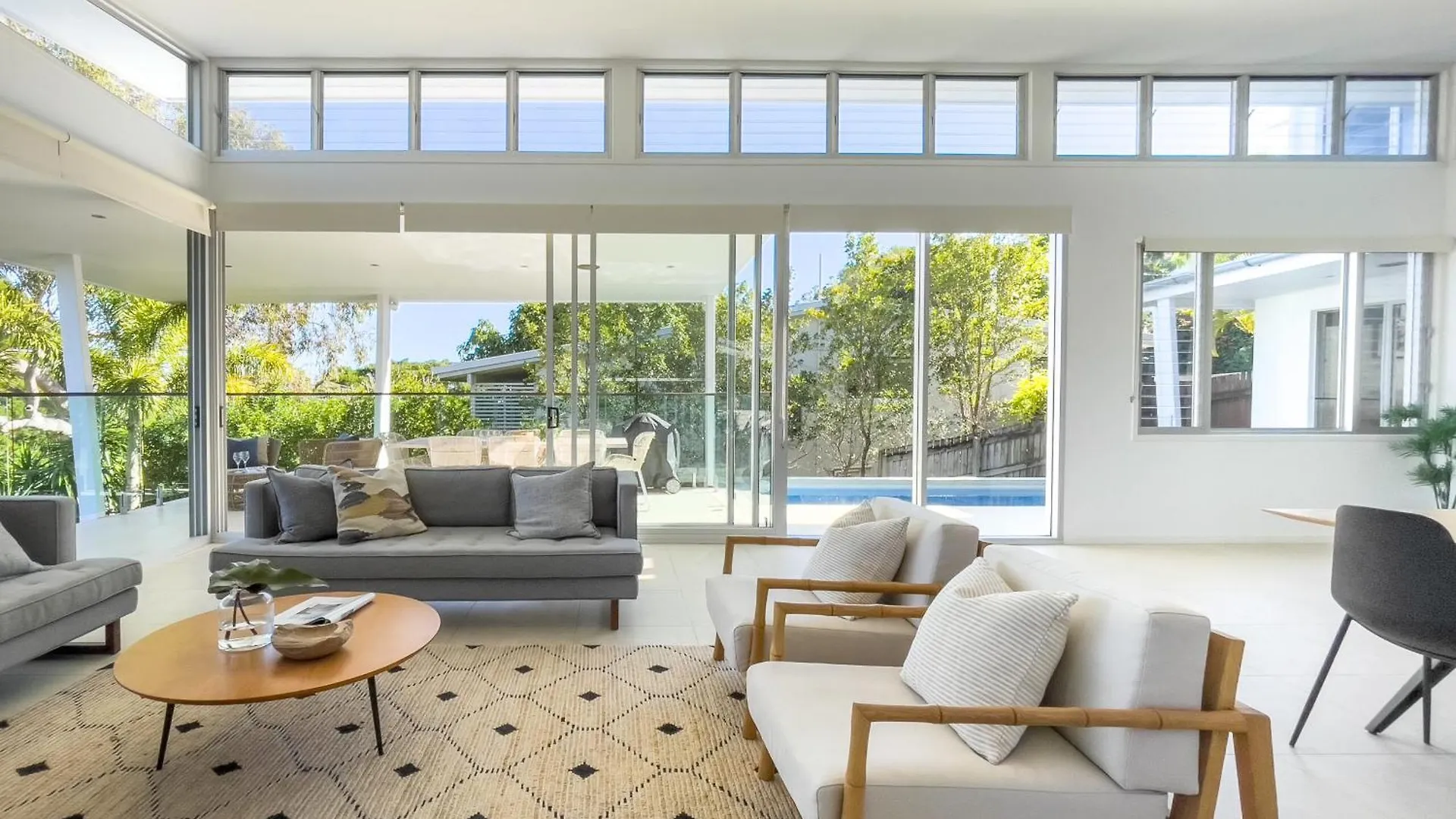 누사 Stunning Views, Private Pool Near Hastings St 빌라 오스트레일리아
