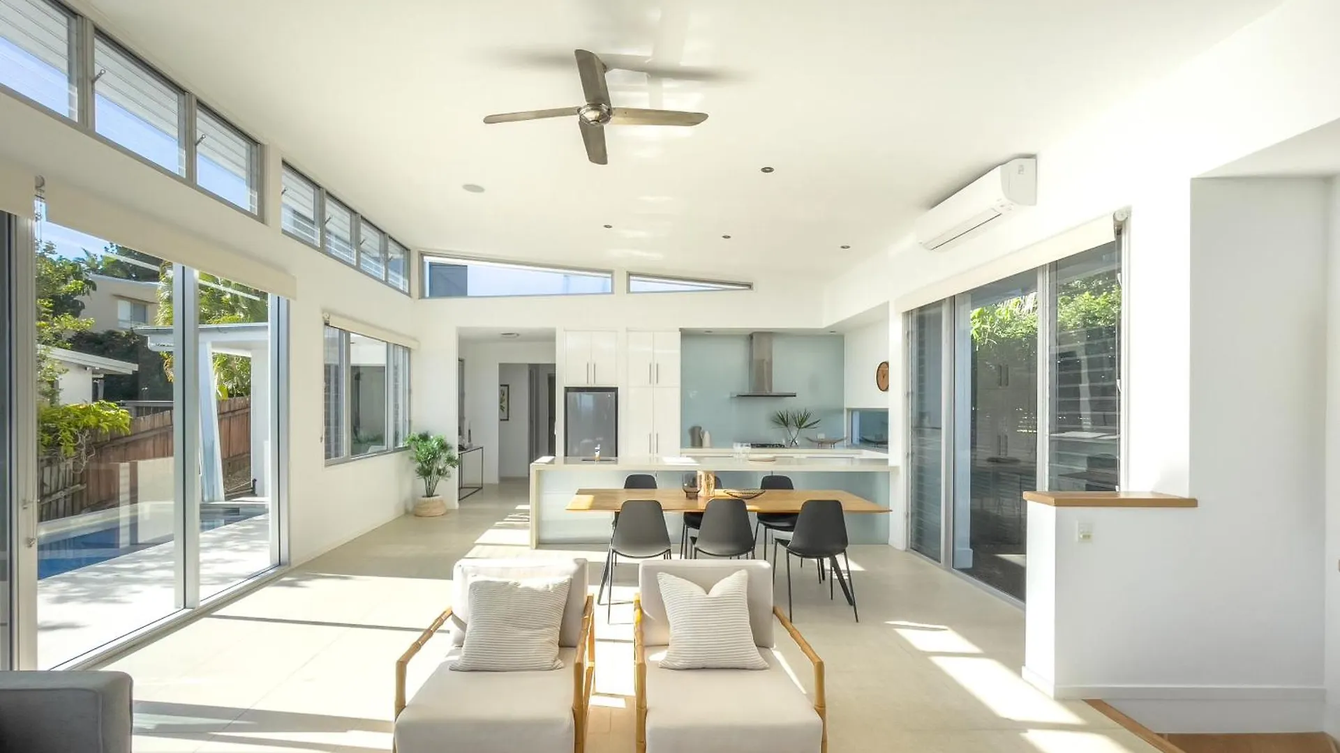 누사 Stunning Views, Private Pool Near Hastings St 빌라 오스트레일리아